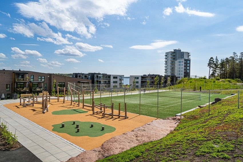 Tennisbansbane og lekeområder som kan disponeres av alle i umiddelbar nærhet